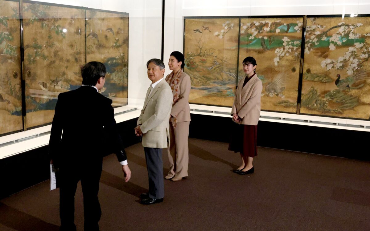 Kaiser Naruhito, Kaiserin Masako und Prinzessin Aiko vor Goldschirmen der Edo-Ausstellung Hyakka Ryouran im Tokyo Metropolitan Art Museum