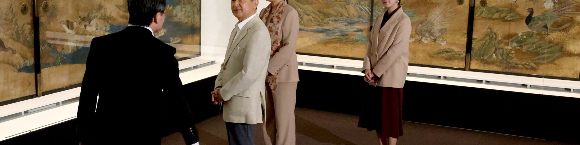 Kaiser Naruhito, Kaiserin Masako und Prinzessin Aiko vor Goldschirmen der Edo-Ausstellung Hyakka Ryouran im Tokyo Metropolitan Art Museum