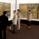 Kaiser Naruhito, Kaiserin Masako und Prinzessin Aiko vor Goldschirmen der Edo-Ausstellung Hyakka Ryouran im Tokyo Metropolitan Art Museum