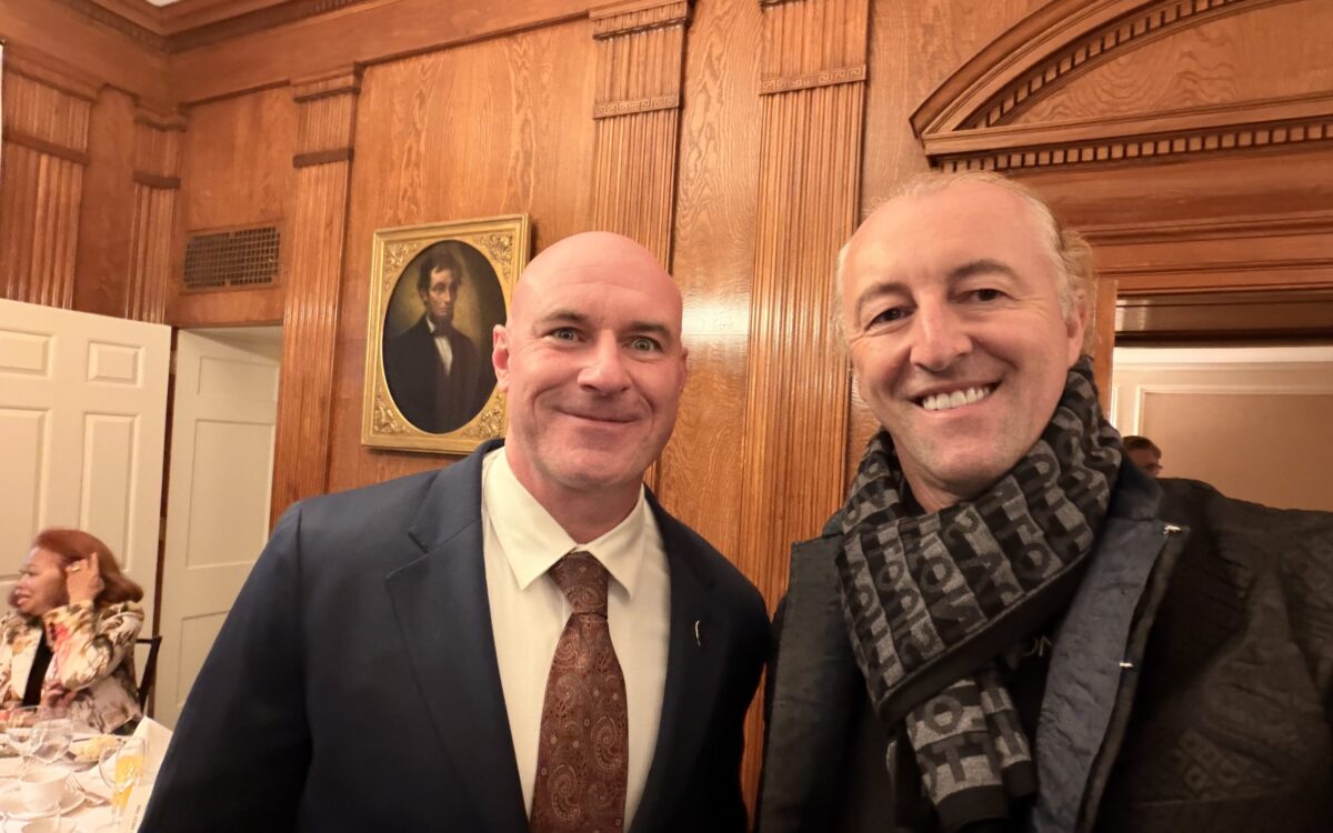Daniel Flynn, Erster Stellvertretender Kommissar der New Yorker Feuerwehr FDNY, wird beim feierlichen Firefighter Recognition Dinner des Rotary Club of New York im Union League Club mit stehenden Ovationen gefeiert – Prinz Mario-Max zu Schaumburg-Lippe zeigt den Feuerwehr-Chef bei der Ehrenmitgliedschaft an seiner Seite.