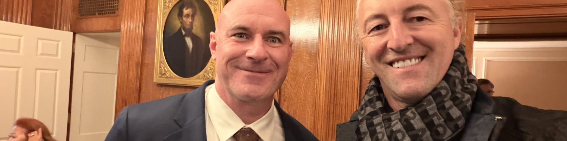 Daniel Flynn, Erster Stellvertretender Kommissar der New Yorker Feuerwehr FDNY, wird beim feierlichen Firefighter Recognition Dinner des Rotary Club of New York im Union League Club mit stehenden Ovationen gefeiert – Prinz Mario-Max zu Schaumburg-Lippe zeigt den Feuerwehr-Chef bei der Ehrenmitgliedschaft an seiner Seite.
