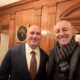 Daniel Flynn, Erster Stellvertretender Kommissar der New Yorker Feuerwehr FDNY, wird beim feierlichen Firefighter Recognition Dinner des Rotary Club of New York im Union League Club mit stehenden Ovationen gefeiert – Prinz Mario-Max zu Schaumburg-Lippe zeigt den Feuerwehr-Chef bei der Ehrenmitgliedschaft an seiner Seite.