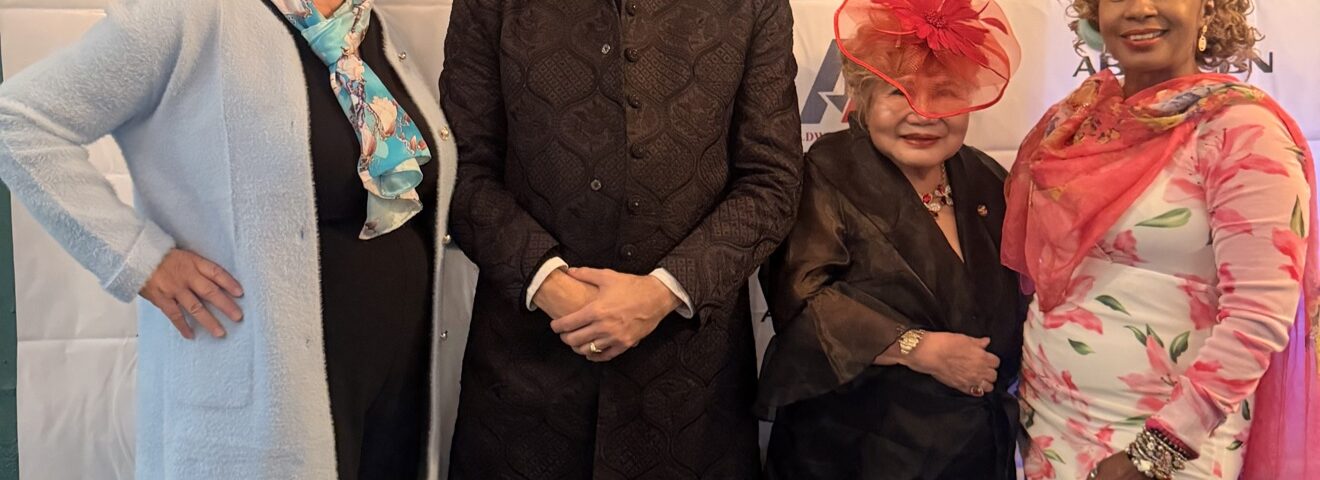 Freunde und Geehrte, darunter Prinz Mario-Max Schaumburg-Lippe, vor der Gala-Wand der ABS-CBN Foundation International und Worldwide Ventures LLC in New York