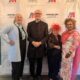 Freunde und Geehrte, darunter Prinz Mario-Max Schaumburg-Lippe, vor der Gala-Wand der ABS-CBN Foundation International und Worldwide Ventures LLC in New York