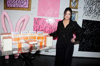 Heidi Skolnik feiert den Launch ihres Buches Your GLP-1 Game Plan in der Galerie One Art Space in Tribeca, umgeben von Hunt Slonems bunten Hasen-Bildern.