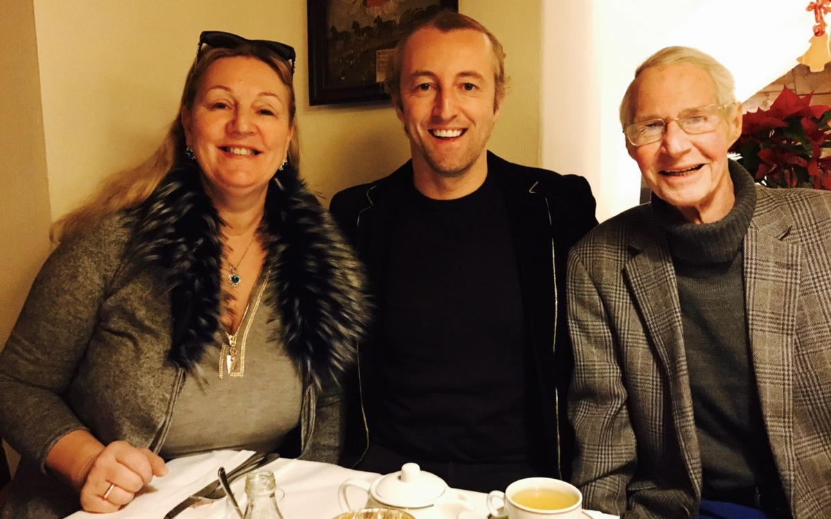 Prinzessin Antonia, Prinz Mario-Max zu Schaumburg-Lippe und Prinz Waldemar laecheln gemeinsam an einem elegant gedeckten Esstisch mit Teeservice.