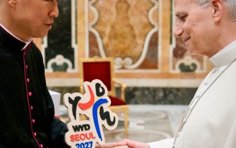 Papst Leo XIV. nimmt Plakette zum Weltjugendtag Seoul 2027 mit Motto Seid mutig von koreanischem Bischof entgegen - Photo: @pontifex