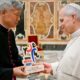Papst Leo XIV. nimmt Plakette zum Weltjugendtag Seoul 2027 mit Motto Seid mutig von koreanischem Bischof entgegen - Photo: @pontifex