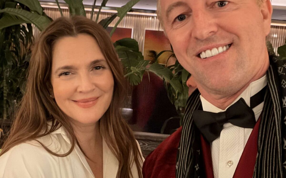 Drew Barrymore lächelt elegant auf dem roten Teppich bei einem Gala-Event.