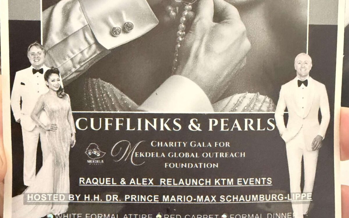Elegante Gäste in weißer Abendgarderobe auf der Cufflinks & Pearls Charity Gala in Los Angeles.