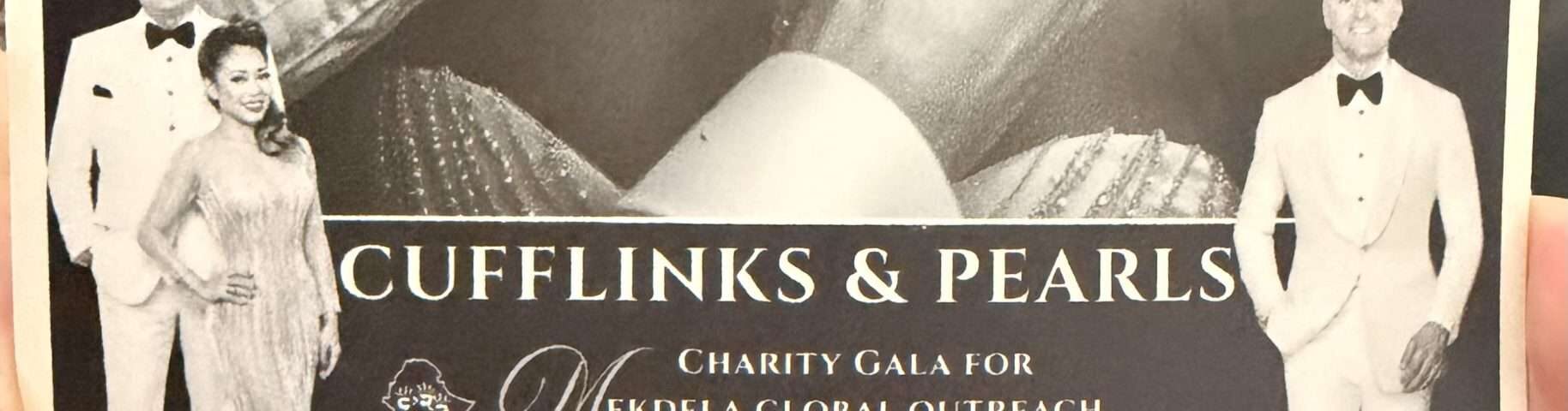Elegante Gäste in weißer Abendgarderobe auf der Cufflinks & Pearls Charity Gala in Los Angeles.