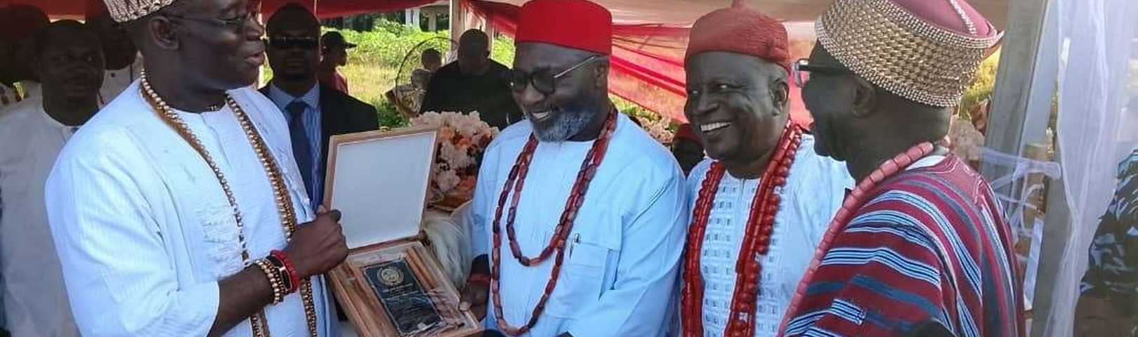 Aeltere Menschen und Gemeindemitglieder in Umunya, Nigeria, bei einer Versammlung zur Zukunft der Gemeinschaft.