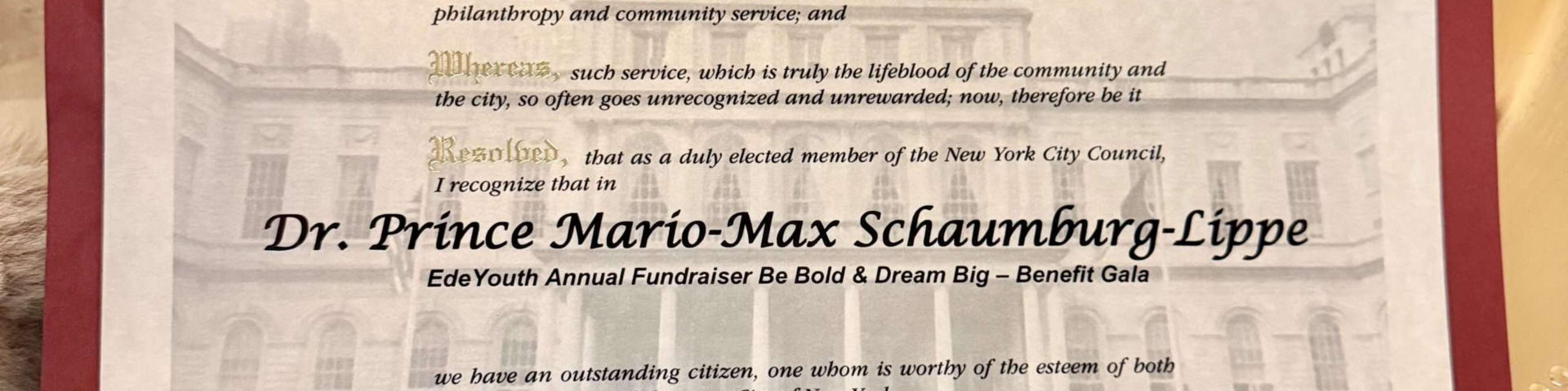Councilwoman Farah N. Louis ueberreicht Prinz Mario-Max Schaumburg-Lippe die Urkunde des New Yorker Stadtrats.