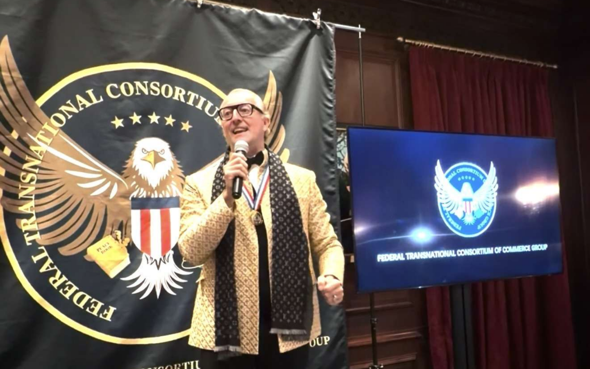 Prinz Mario-Max Schaumburg-Lippe wird bei der Gala im Harvard Club mit dem Global Hero Award geehrt.