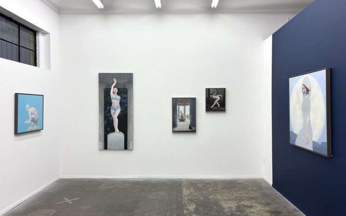 Besucher betrachten die Gemälde von Judy Nimtz und Bruce Everett in der Billis/Williams Gallery in Los Angeles.
