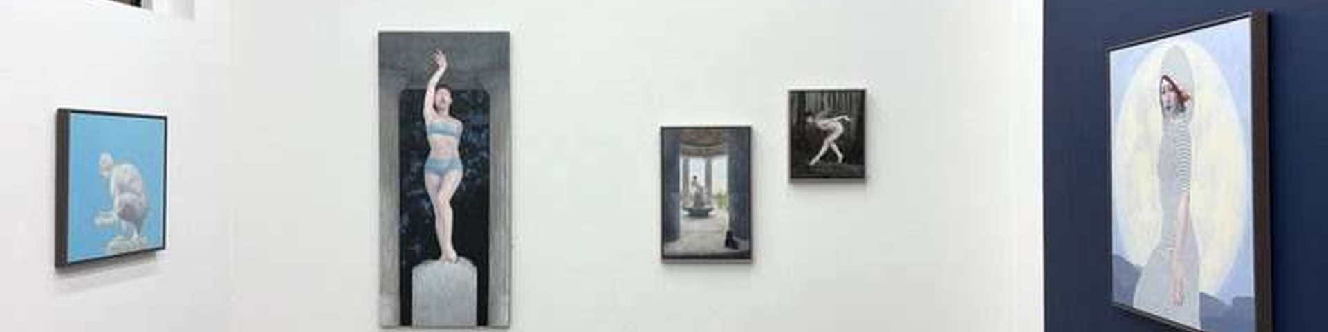 Besucher betrachten die Gemälde von Judy Nimtz und Bruce Everett in der Billis/Williams Gallery in Los Angeles.