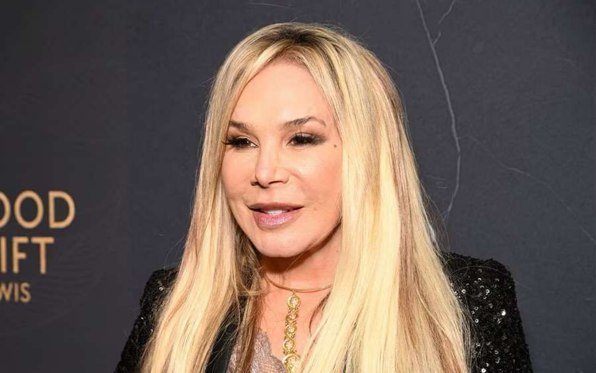 Adrienne Maloof begrüßt Gäste in ihrem prachtvollen Anwesen zur Halloween-Soirée Moonlight Over Maloof's Manor.