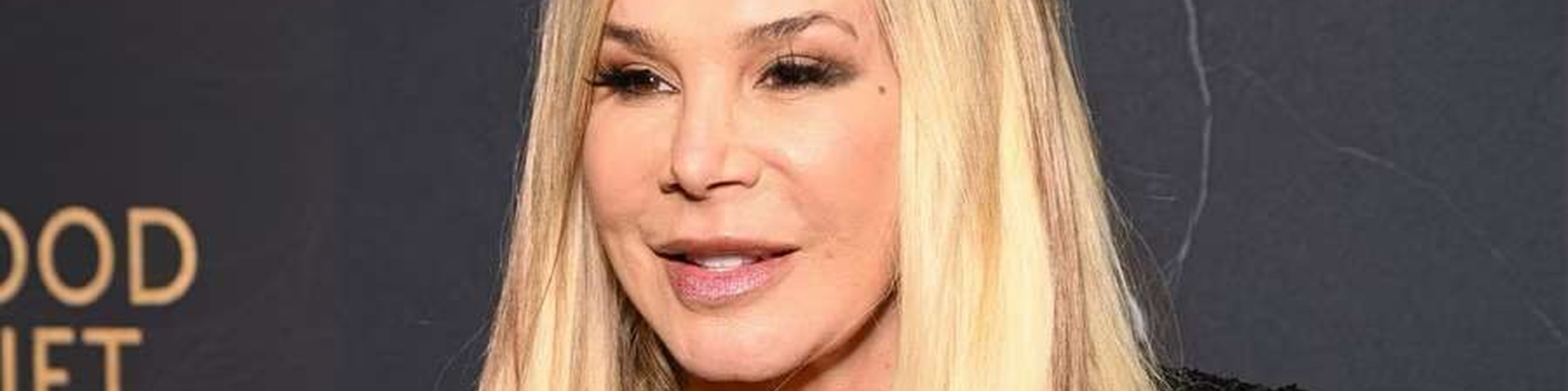 Adrienne Maloof begrüßt Gäste in ihrem prachtvollen Anwesen zur Halloween-Soirée Moonlight Over Maloof's Manor.