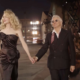 Nicole Kidman schreitet im eleganten Couture-Kleid über den filmischen Laufsteg von Vogue World.