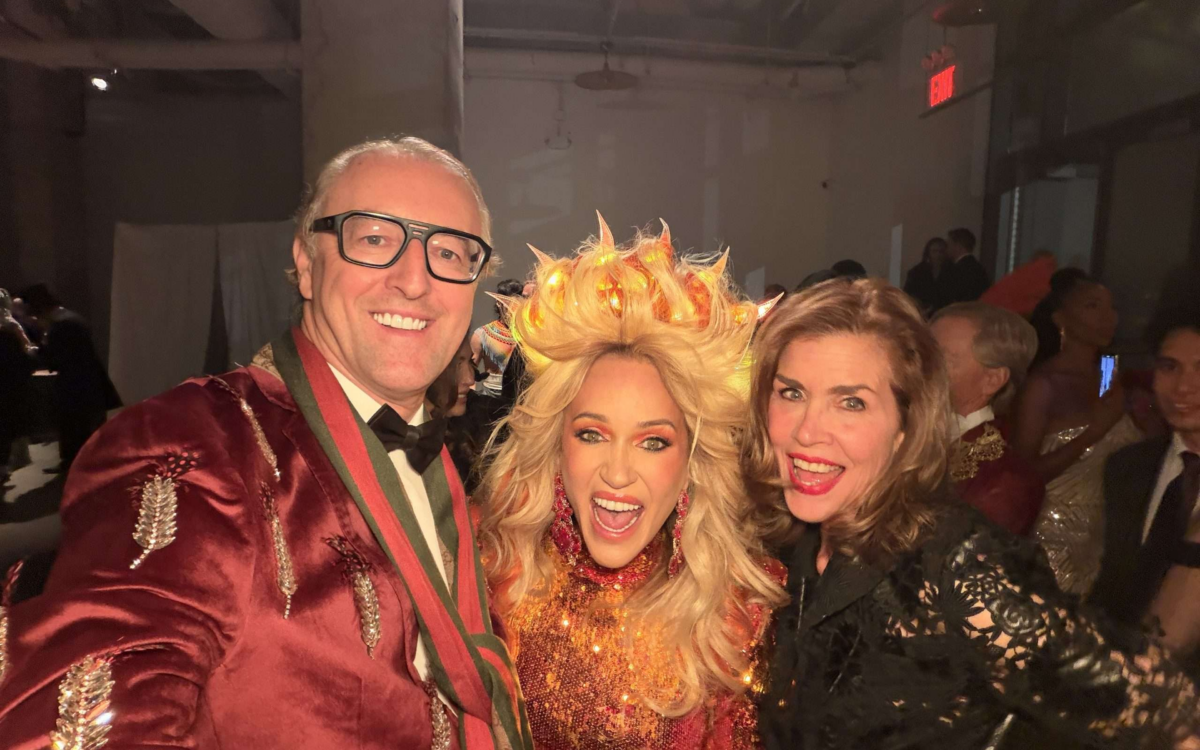 Leesa Rowland und Larry Wohl begrüßen ihre Gäste in spektakulären Kostümen bei ihrer Met-inspirierten Halloween-Gala.