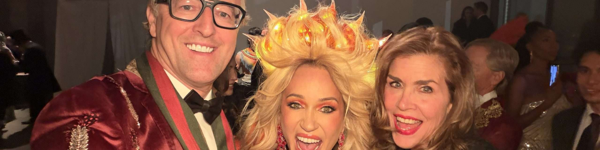 Leesa Rowland und Larry Wohl begrüßen ihre Gäste in spektakulären Kostümen bei ihrer Met-inspirierten Halloween-Gala.