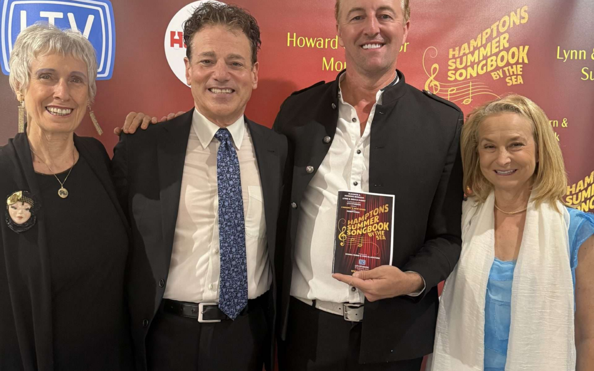 Sänger Craig Rubano begeistert sein Publikum bei der Hamptons Summer Songbook by the Sea Gala.