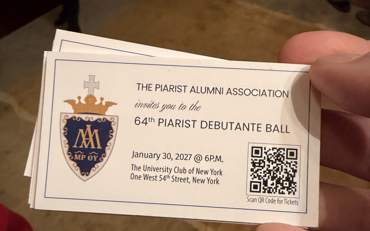 Einladungskarte zum 64. Piaristen-Debutantinnen-Ball am 30. Januar 2027 im University Club of New York, gezeigt beim Foerderer-Empfang von Imre und Nelly Pakh in New York.