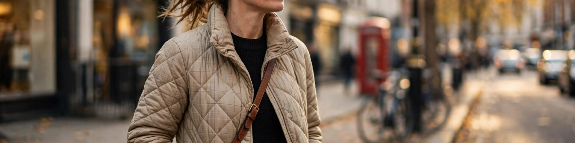 Editorial Modefotografie im Vogue Stil: Modella mit gemütlicher Pufferjacke und Karodetails, natürliches Licht, authentische Bildsprache