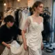 Backstage bei der New York Luxury Bridal Fashion Week — Model im Couture-Brautkleid