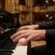 Pianist spielt Liszt auf einem Flügel bei deutschen Kulturevents in New York im Oktober 2026