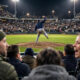 Ein Pitcher wirft in der Wurfbewegung auf dem Mound bei Nacht in einem vollen Baseball-Stadion, Fans jubeln unter Flutlicht.