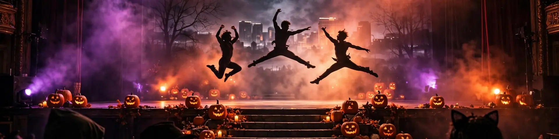 Halloween-Spektakel auf der Buehne von Michael Jackson ONE in Las Vegas: Artisten als Silhouetten vor orange-violettem Licht und Kuerbislaternen.