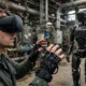 Humanoider Minerva-Roboter Roger arbeitet in einer Industrie-Energieanlage, ferngesteuert von einem Operator
