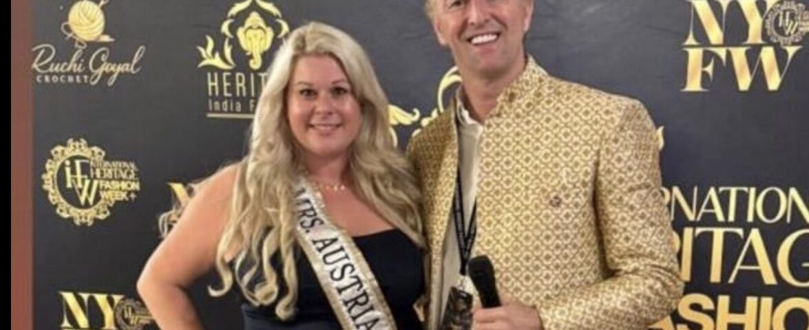 Ella Wagner mit der Schärpe Mrs. Austria Curve posiert mit Prinz Mario-Max zu Schaumburg-Lippe auf dem roten Teppich der New York Fashion Week