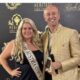 Ella Wagner mit der Schärpe Mrs. Austria Curve posiert mit Prinz Mario-Max zu Schaumburg-Lippe auf dem roten Teppich der New York Fashion Week