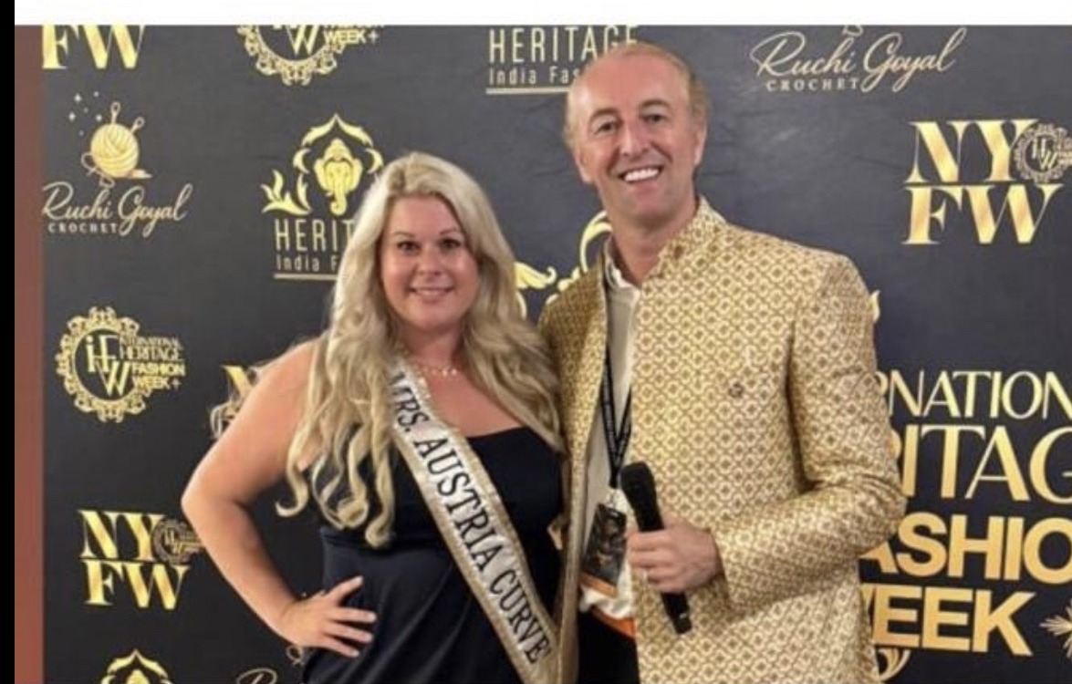 Ella Wagner mit der Schärpe Mrs. Austria Curve posiert mit Prinz Mario-Max zu Schaumburg-Lippe auf dem roten Teppich der New York Fashion Week