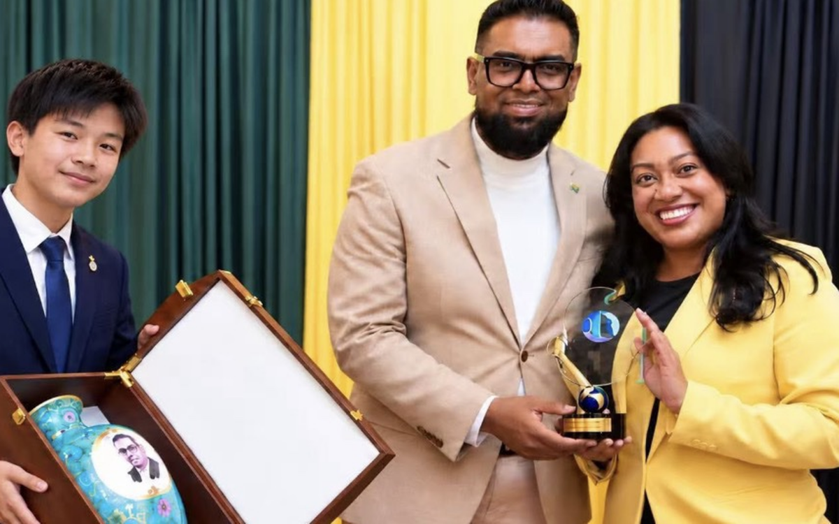 Präsident Mohamed Irfaan Ali erhält in New York den 2026 World Harmony Distinguished Leadership Award von den WHF-Jugendbotschaftern Joseph Liu und Shoshana Moe Khan.