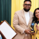 Präsident Mohamed Irfaan Ali erhält in New York den 2026 World Harmony Distinguished Leadership Award von den WHF-Jugendbotschaftern Joseph Liu und Shoshana Moe Khan.