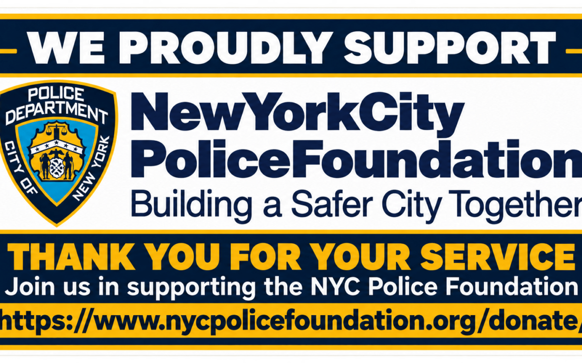 Grafik der New York City Police Foundation mit dem Motto Building a Safer City Together in Navy-Blau, Weiß und Gold