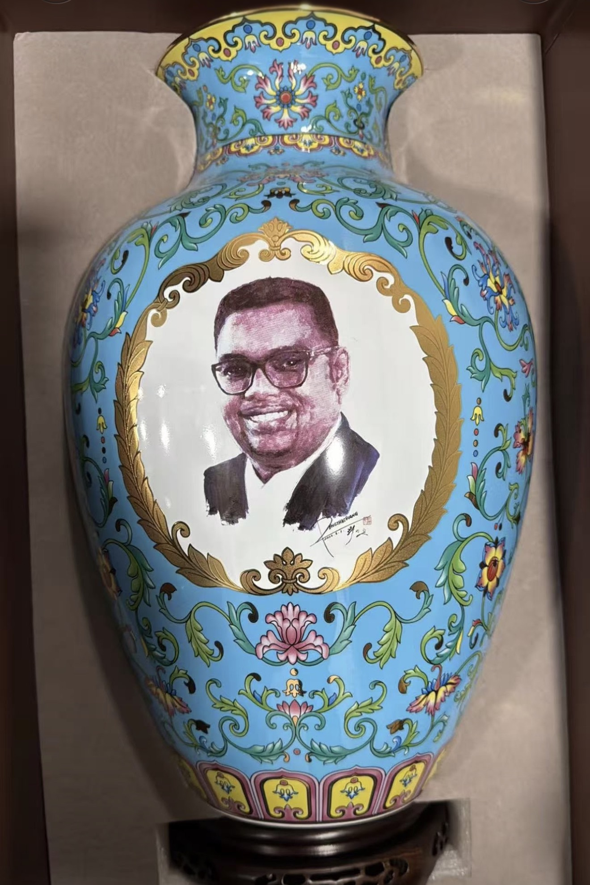 The Jingdezhen porcelain portrait vase of President Mohamed Irfaan Ali, painted by artist Peng Zhaoguang