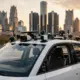 Weißes Waymo-Robotaxi ohne Fahrer am Steuer fährt durch die Innenstadt von Detroit