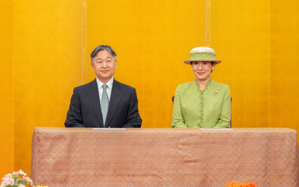 Kaiser Naruhito im dunklen Anzug mit hellgrüner Krawatte und Kaiserin Masako im hellgrünen Kostüm mit cremefarbenem Hut vor goldener Wand bei der Eröffnung der GEA-Konferenz 2026 in Tokio - Foto: @kunaicho_jp