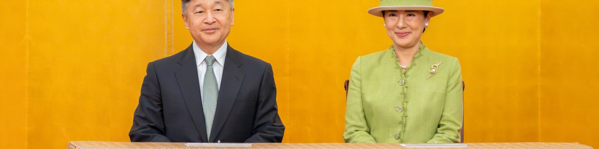 Kaiser Naruhito im dunklen Anzug mit hellgrüner Krawatte und Kaiserin Masako im hellgrünen Kostüm mit cremefarbenem Hut vor goldener Wand bei der Eröffnung der GEA-Konferenz 2026 in Tokio - Foto: @kunaicho_jp