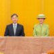 Kaiser Naruhito im dunklen Anzug mit hellgrüner Krawatte und Kaiserin Masako im hellgrünen Kostüm mit cremefarbenem Hut vor goldener Wand bei der Eröffnung der GEA-Konferenz 2026 in Tokio - Foto: @kunaicho_jp