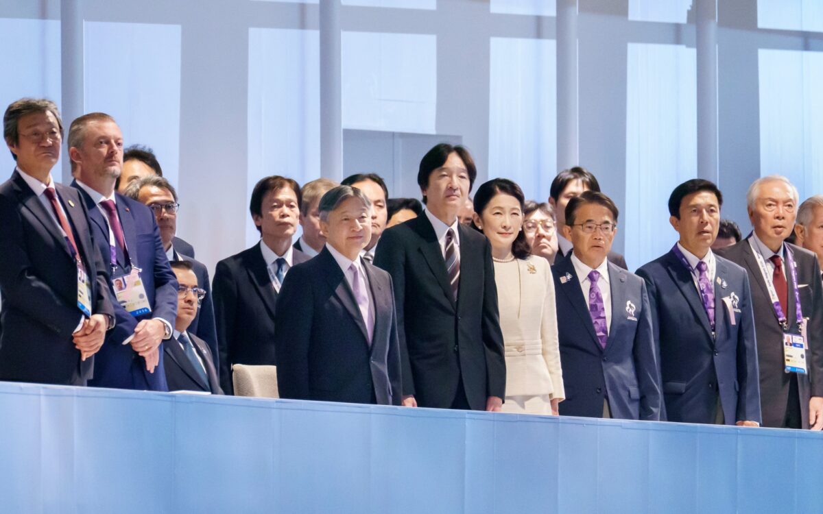 Kaiser Naruhito in der ersten Reihe bei der Eröffnungsfeier der Asiatischen Paraspiele Aichi-Nagoya 2026, daneben Kronprinz Akishino und Kronprinzessin Kiko in Creme - Foto: @kunaicho_jp