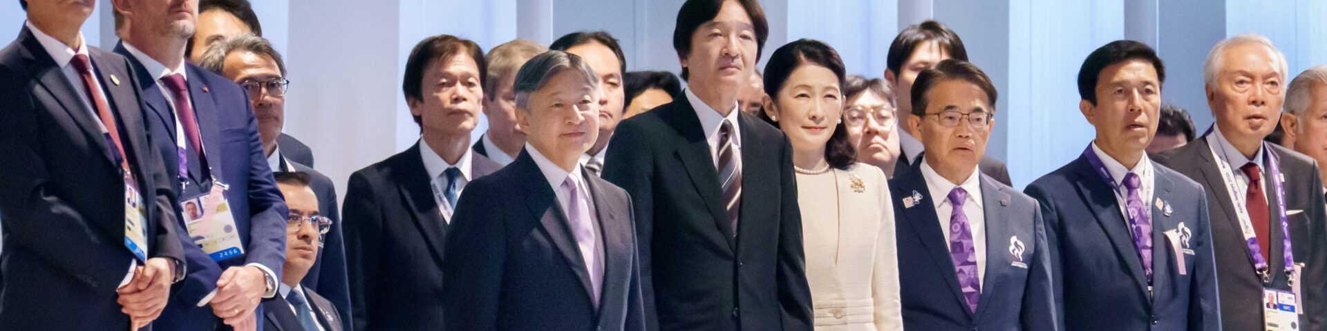 Kaiser Naruhito in der ersten Reihe bei der Eröffnungsfeier der Asiatischen Paraspiele Aichi-Nagoya 2026, daneben Kronprinz Akishino und Kronprinzessin Kiko in Creme - Foto: @kunaicho_jp