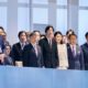Kaiser Naruhito in der ersten Reihe bei der Eröffnungsfeier der Asiatischen Paraspiele Aichi-Nagoya 2026, daneben Kronprinz Akishino und Kronprinzessin Kiko in Creme - Foto: @kunaicho_jp