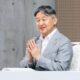 Kaiser Naruhito im hellgrauen Anzug und offenem Hemdkragen, lachend und applaudierend bei seinem Besuch der Asiatischen Paraspiele am 19. Oktober in Aichi - Foto: @kunaicho_jp