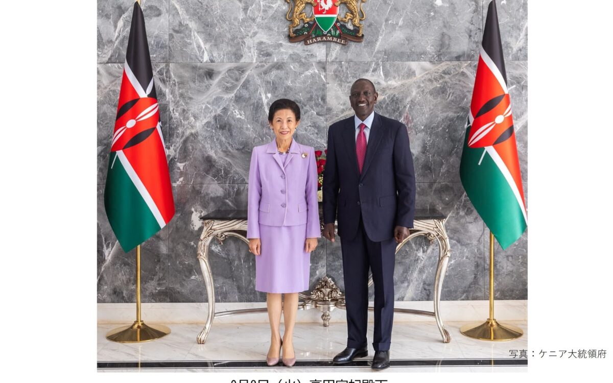 Prinzessin Hisako von Takamado in einem fliederfarbenen Kostuem neben Kenias Praesident William Ruto zwischen zwei kenianischen Flaggen unter dem Wappen Kenias in Nairobi - Foto: @kunaicho_jp
