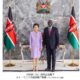 Prinzessin Hisako von Takamado in einem fliederfarbenen Kostuem neben Kenias Praesident William Ruto zwischen zwei kenianischen Flaggen unter dem Wappen Kenias in Nairobi - Foto: @kunaicho_jp